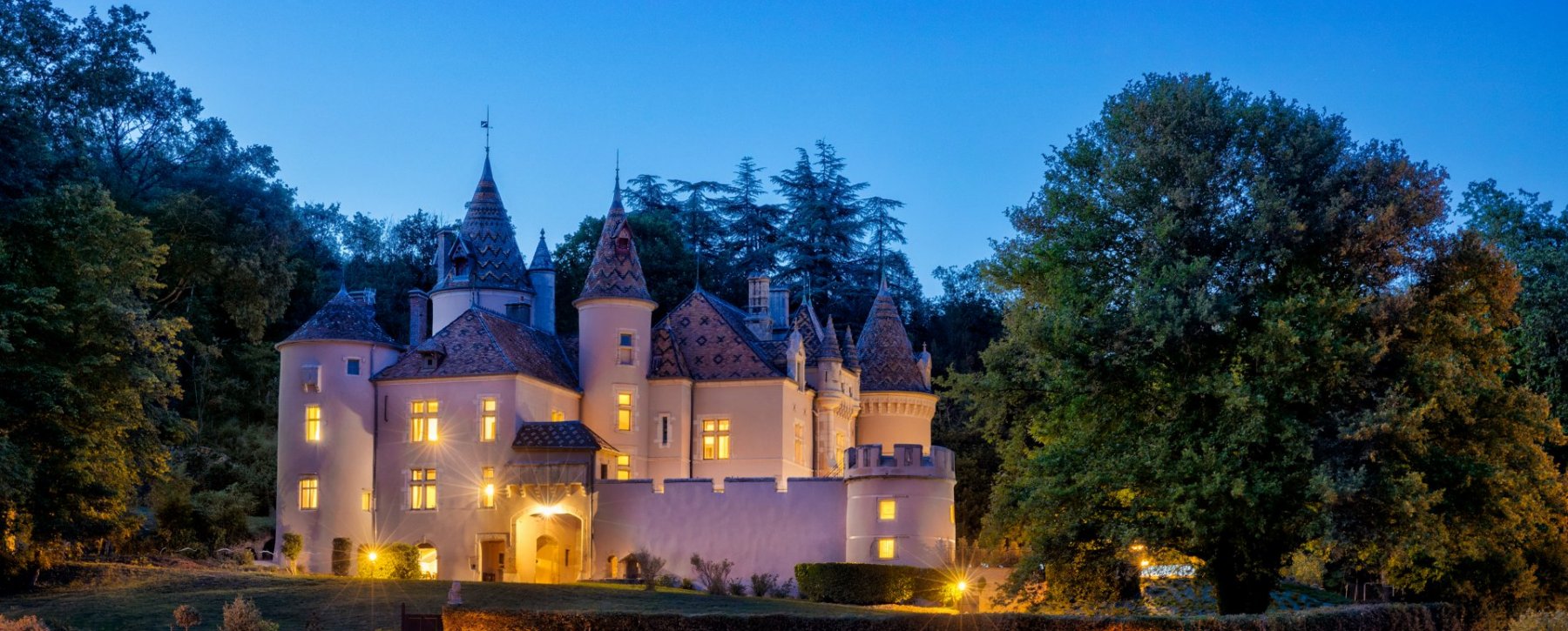 Official website Burnand Castle rental with park, forest and heated